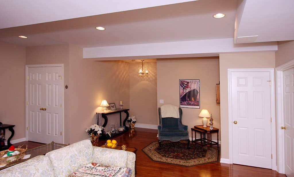 Interior view of a cozy living room with elegant furniture and warm lighting.
