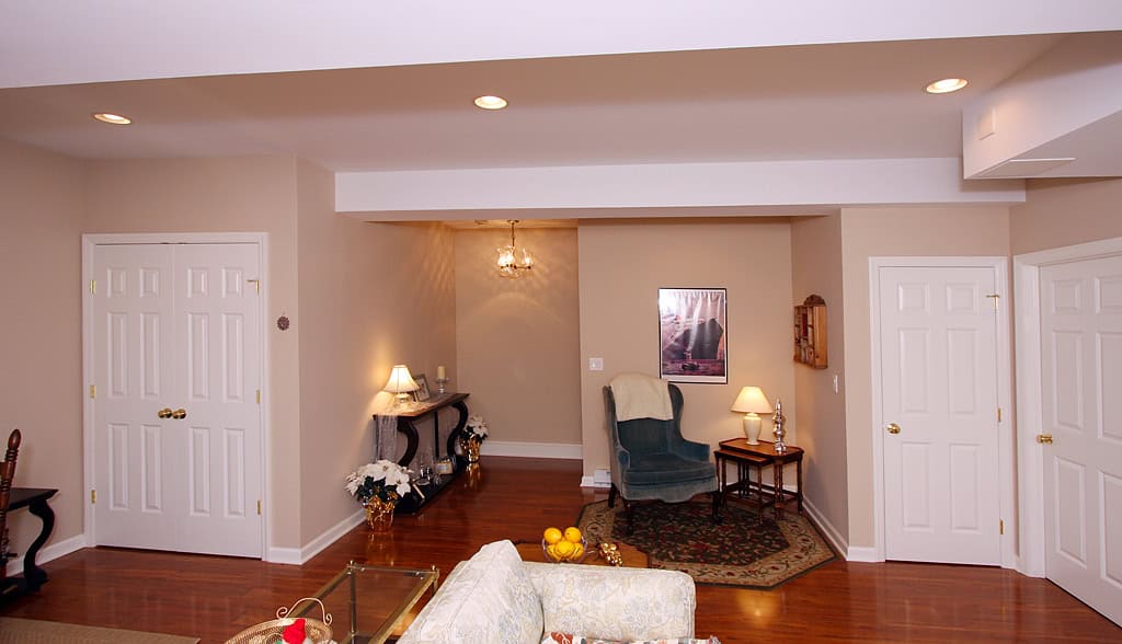 Bright and inviting living room with elegant furniture and warm lighting.